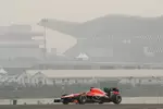 Foto zur News: Jules Bianchi (Marussia) vorn, der Smog hinten