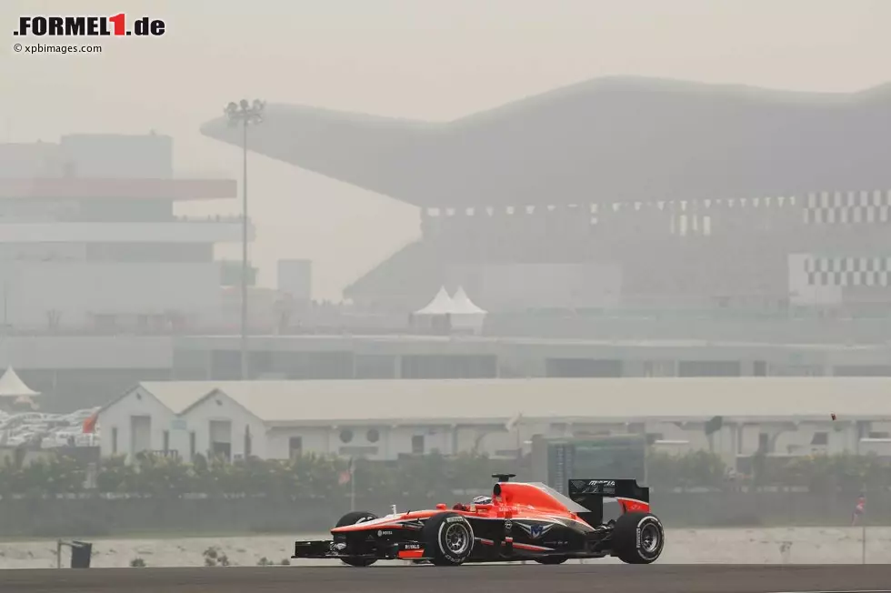 Foto zur News: Jules Bianchi (Marussia) vorn, der Smog hinten