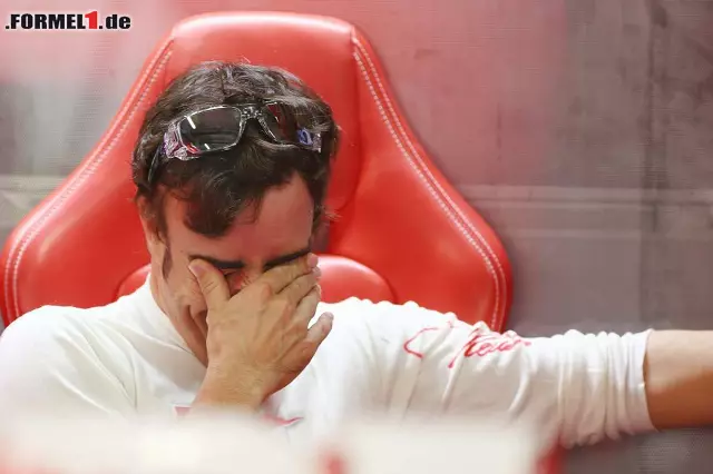 Foto zur News: Große Enttäuschung bei Fernando Alonso. Der Ferrari-Pilot hatte Vettel zwar schon zuvor zum Titel gratuliert, aber mit einer Nullnummer auf Rang elf wollte er die letzte rechnerische Chance bestimmt nicht verlieren.