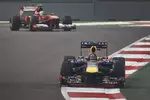 Foto zur News: Sebastian Vettel (Red Bull) vor Felipe Massa (Ferrari)