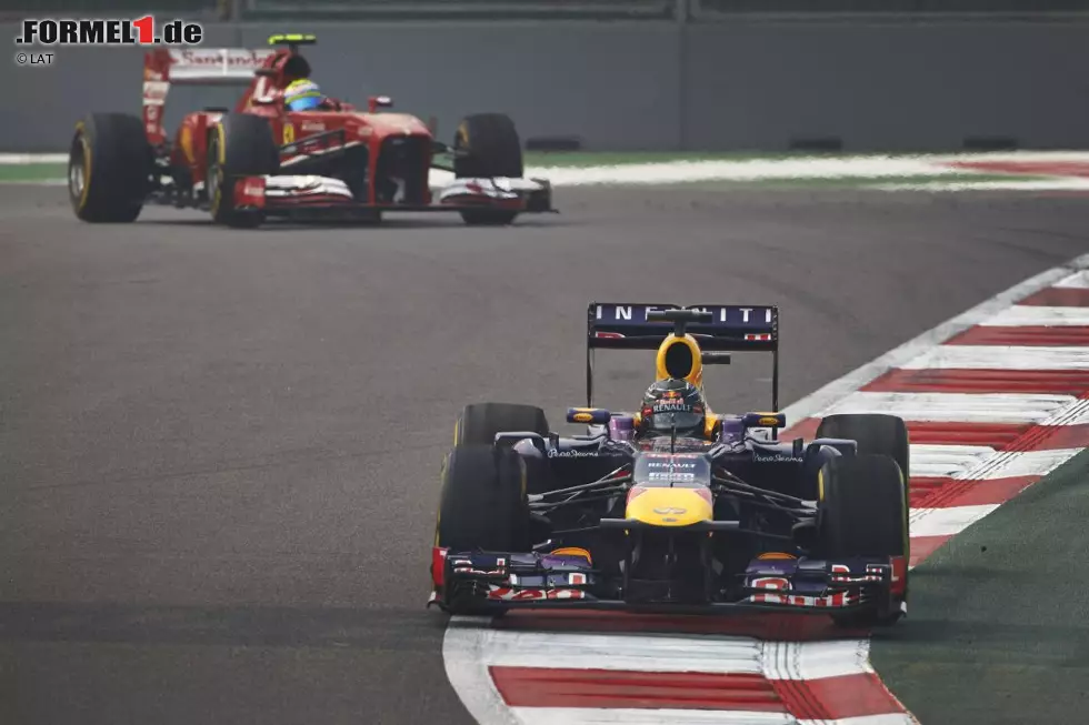 Foto zur News: Sebastian Vettel (Red Bull) vor Felipe Massa (Ferrari)