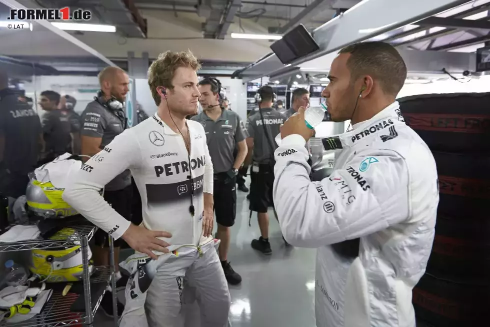 Foto zur News: Nico Rosberg und Lewis Hamilton (Mercedes)