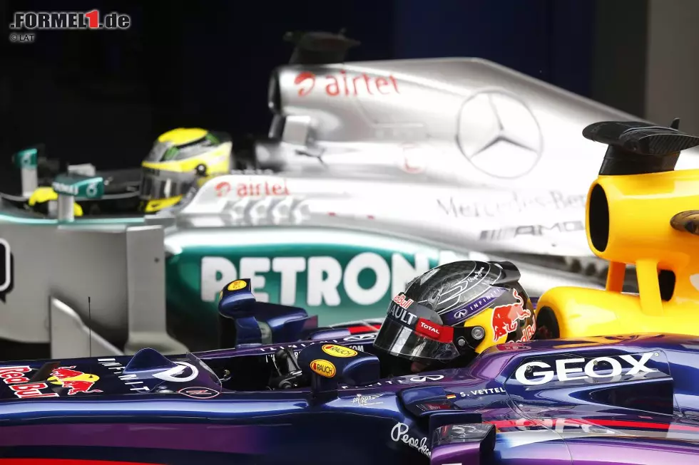 Foto zur News: Sebastian Vettel (Red Bull) und Nico Rosberg (Mercedes)