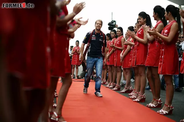 Foto zur News: Schon vor dem Start versprühte Vettel Zuversicht, dass er das Rennen in Noida von der Pole-Position aus gewinnen kann - das Wort Titel wollte er aber nach wie vor nicht in den Mund nehmen.