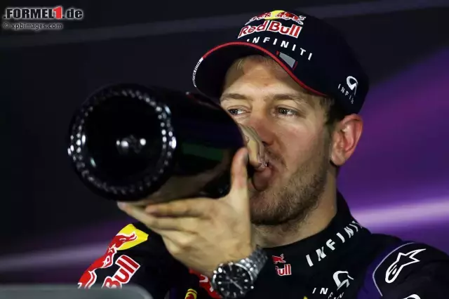 Foto zur News: Im Anschluss gönnte sich Vettel auch den einen oder anderen Schluck während der offiziellen Pressekonferenz.