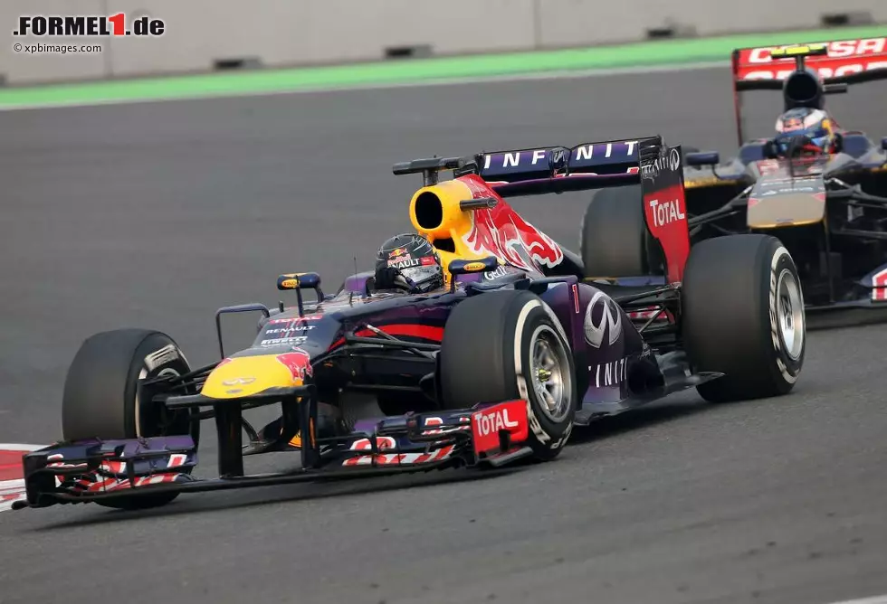 Foto zur News: Sebastian Vettel (Red Bull) und Daniel Ricciardo (Toro Rosso)