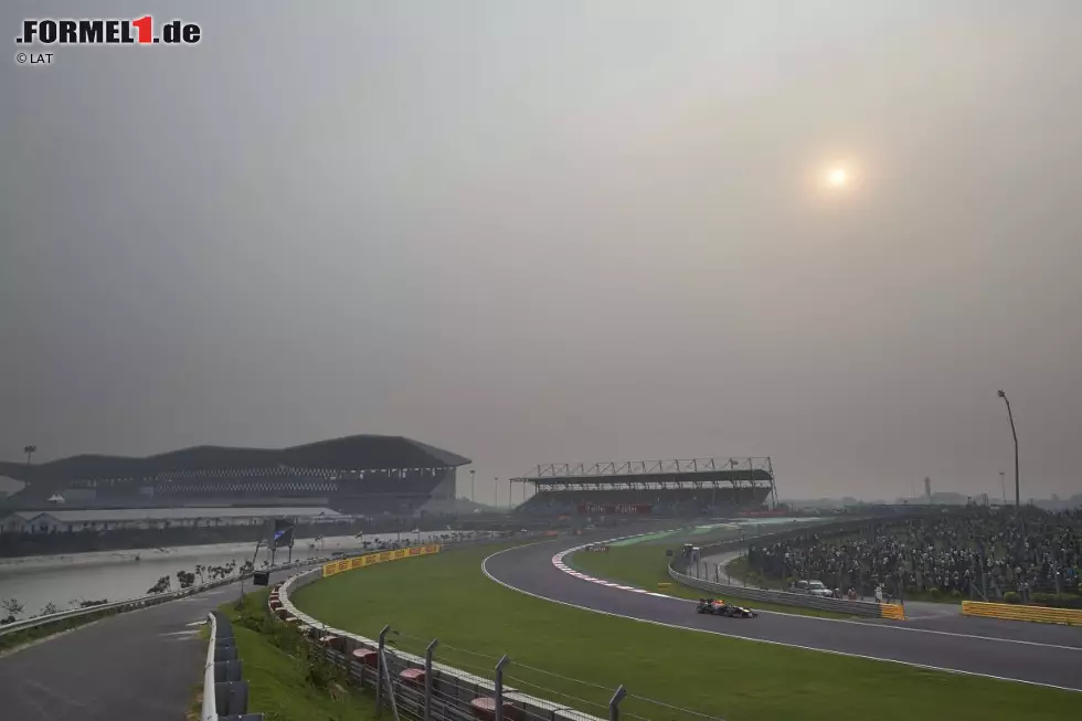 Foto zur News: Die Sonne kämpft sich durch den Smog