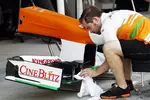 Foto zur News: Force-India-Mechaniker bei der Arbeit