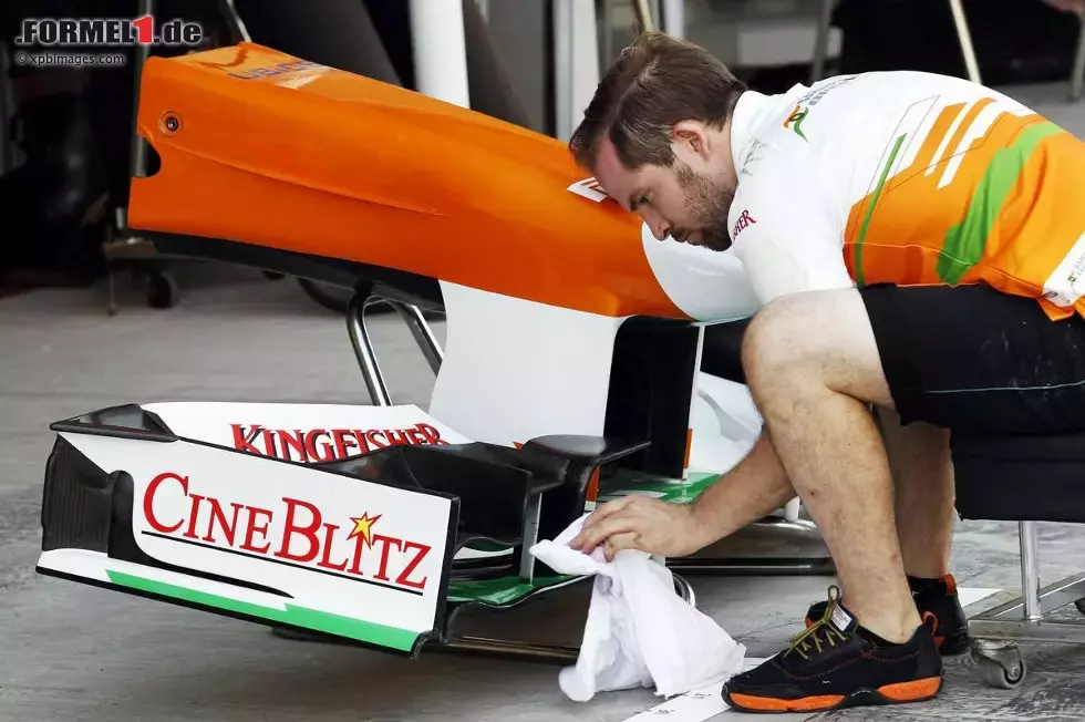 Foto zur News: Force-India-Mechaniker bei der Arbeit