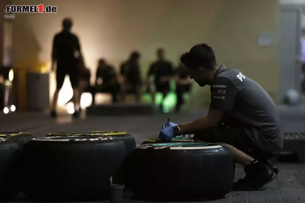 Foto zur News: Ein Mercedes-Mechaniker bereitet Reifen vor