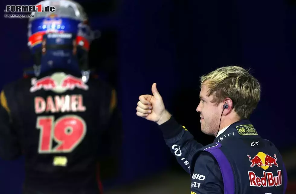 Foto zur News: Sebastian Vettel (Red Bull) und Daniel Ricciardo (Toro Rosso)