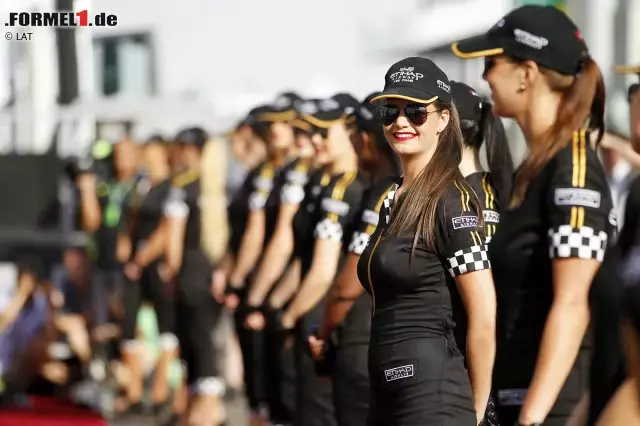 Foto zur News: Schönere Aussichten gab es da nur, als die Gridgirls Spalier standen.