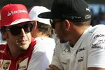 Foto zur News: Fernando Alonso (Ferrari) und Lewis Hamilton (Mercedes)