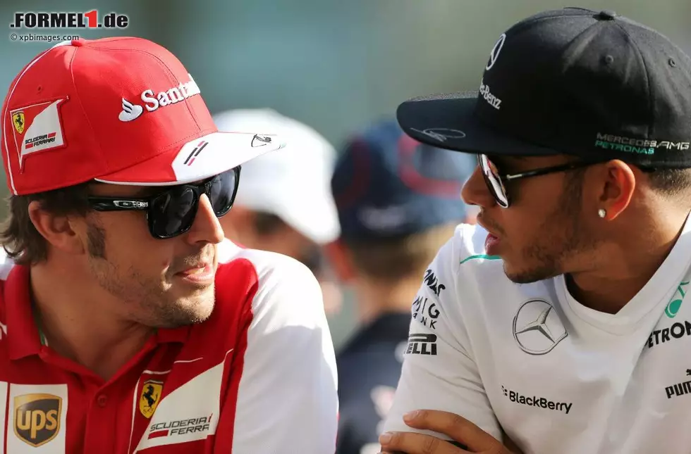 Foto zur News: Fernando Alonso (Ferrari) und Lewis Hamilton (Mercedes)