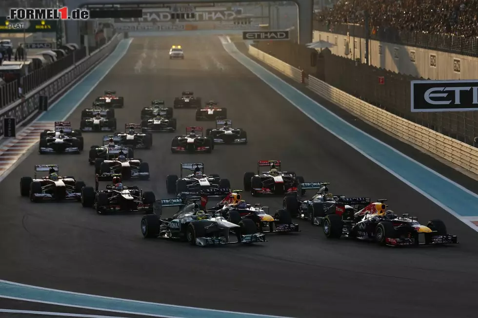 Foto zur News: Der Start: Sebastian Vettel (Red Bull), Mark Webber (Red Bull), Lewis Hamilton (Mercedes) und Nico Rosberg (Mercedes)