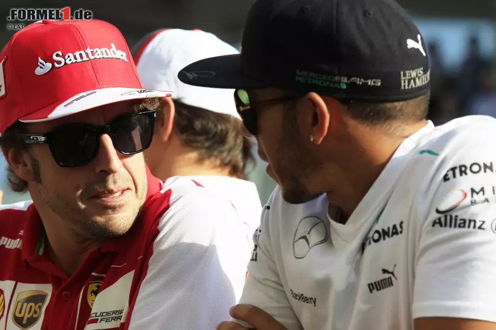 Foto zur News: Fernando Alonso (Ferrari) und Lewis Hamilton (Mercedes)