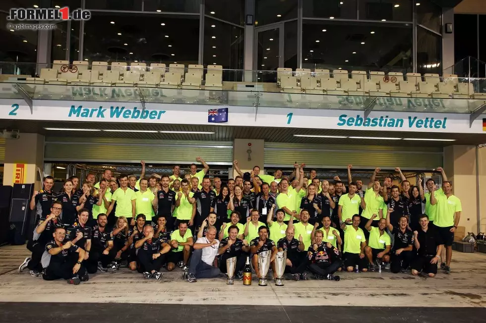 Foto zur News: Wieder Feierstimmung bei Red Bull mit Sebastian Vettel (Red Bull) und Mark Webber (Red Bull)