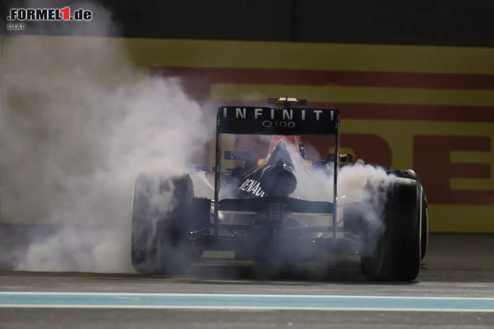 Foto zur News: Sebastian Vettel (Red Bull) macht wieder Doughnuts