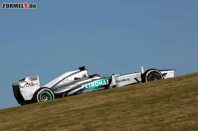 Foto zur News: ...Teamkollege Lewis Hamilton auf Rang vier. Auch wenn es hier scheinbar aufwärts geht, blockieren vorne immer noch die Red Bulls den Weg.