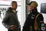 Foto zur News: Lewis Hamilton (Mercedes) begrüßt seinen alten Teamkollegen Heikki Kovalainen (Lotus) zurück im Reigen der Einsatzfahrer