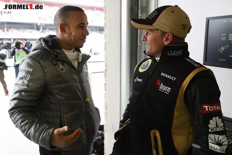 Foto zur News: Lewis Hamilton (Mercedes) begrüßt seinen alten Teamkollegen Heikki Kovalainen (Lotus) zurück im Reigen der Einsatzfahrer