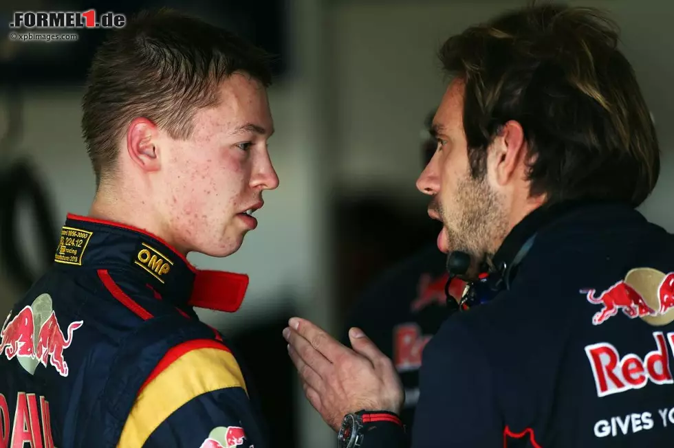 Foto zur News: Daniil Kwjat bekommt Tipps von Jean-Eric Vergne (Toro Rosso)