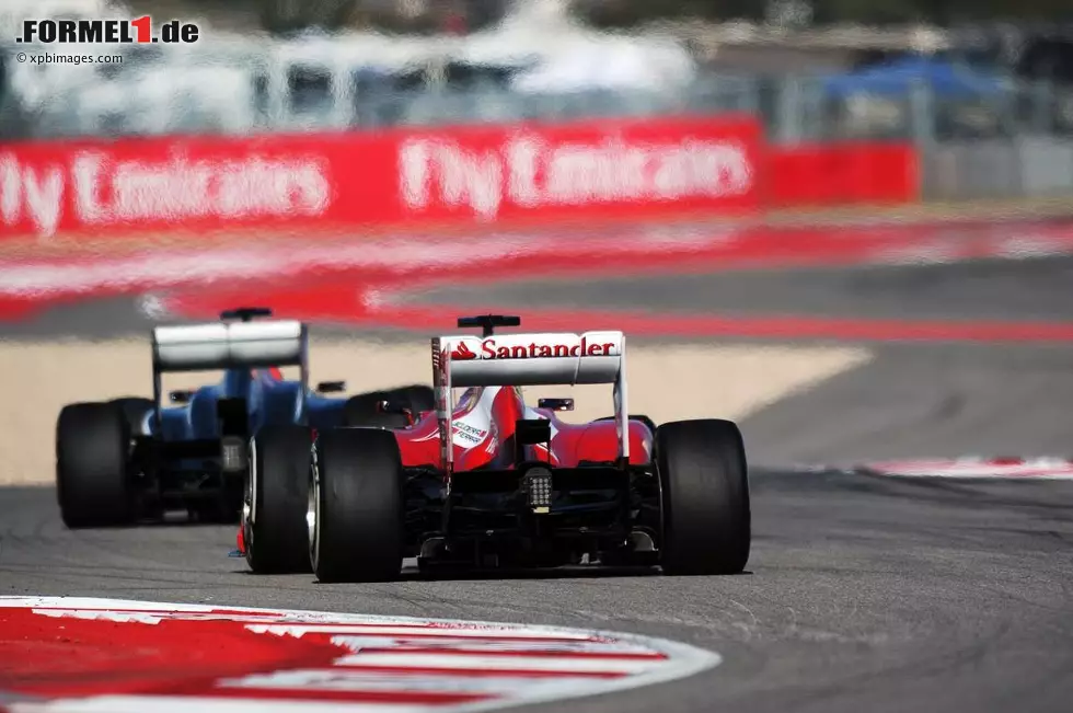 Foto zur News: Nico Hülkenberg (Sauber) und Fernando Alonso (Ferrari)