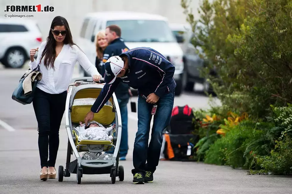 Foto zur News: Familie Maldonado (Williams) bei der Ankunft