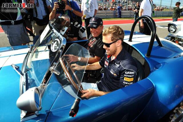 Foto zur News: Vettel durfte vor dem Start das Parade-Auto selbst fahren - der Fahrer tauschte mit dem Champion artig den Platz.