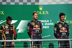 Foto zur News: Romain Grosjean (Lotus), Sebastian Vettel (Red Bull) und Mark Webber (Red Bull)