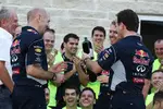 Foto zur News: Helmut Marko, Adrian Newey, Sebastian Vettel (Red Bull) und Christian Horner