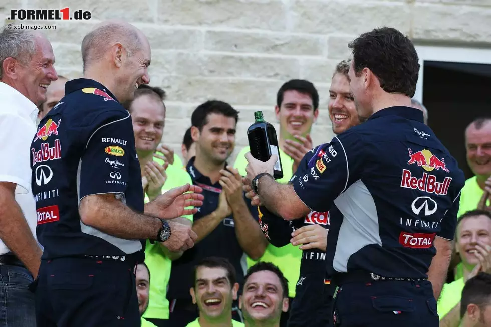 Foto zur News: Helmut Marko, Adrian Newey, Sebastian Vettel (Red Bull) und Christian Horner