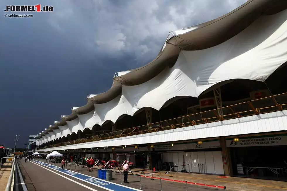 Foto zur News: Dunkle Wolken über dem Paddock