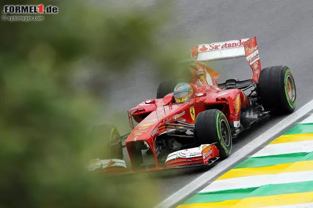 Foto zur News: Dort tauchte Fernando Alonso im Ferrari nicht auf. Der Ferrari-Star tat sich am Freitag schwer, hatte 1,622 Sekunden Rückstand zu verzeichnen. Regen-Zeiten sind aber wie immer mit Vorsicht zu genießen...