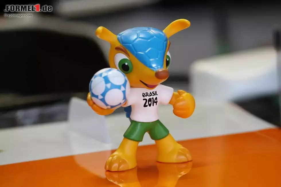 Foto zur News: Maskottchen der Fußball-WM 2014 bei Force India