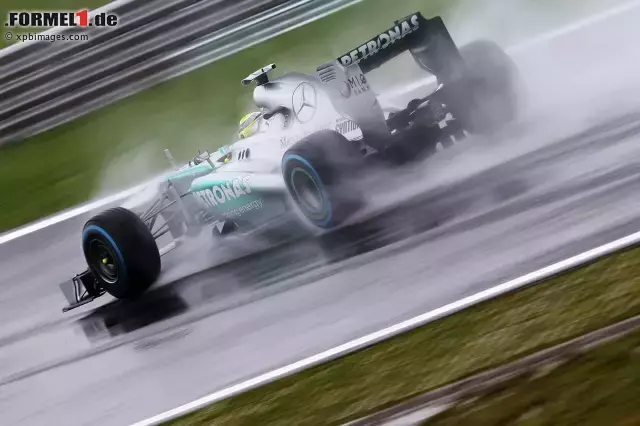 Foto zur News: ...Nico Rosberg, der schon das ganze Wochenende über gezeigt hat, dass ihm und seinem Mercedes der Regen schmeckt.