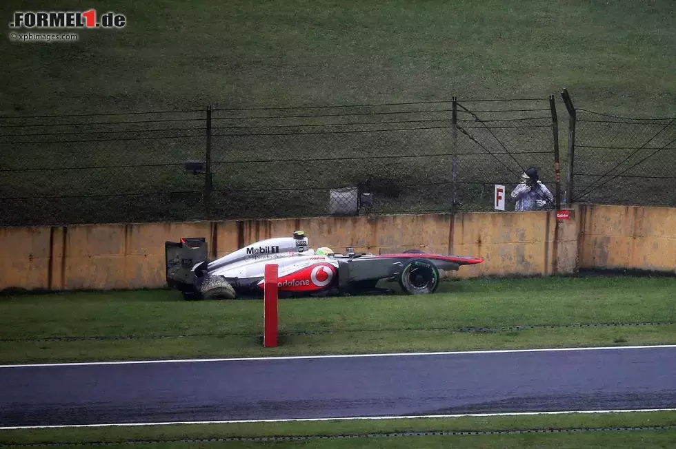 Foto zur News: Sergio Perez (McLaren) beendete seine McLaren-Qualifying-Karriere in der Mauer