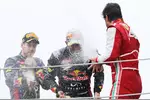 Foto zur News: Die letzten Podestfeierlichkeiten 2013: Sebastian Vettel (Red Bull), Mark Webber (Red Bull) und Fernando Alonso (Ferrari)