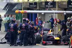 Foto zur News: Sebastian Vettel (Red Bull) in der Box, Mark Webber (Red Bull) steht an