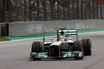 Foto zur News: Lewis Hamilton (Mercedes) kommt nach der Kollision mit Valtteri Bottas (Williams) mit einem Reifenschaden an die Box