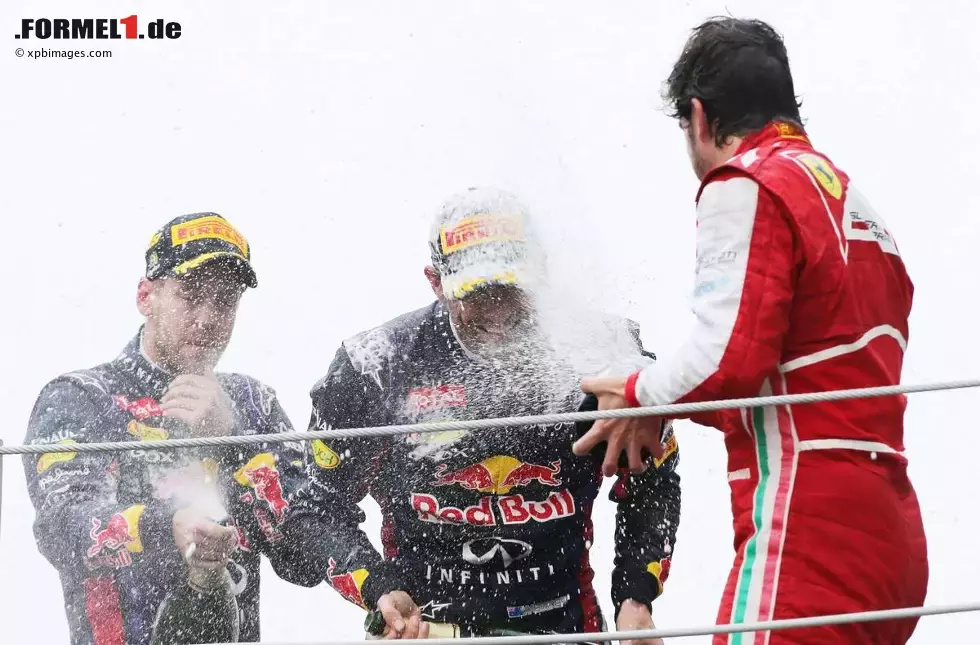 Foto zur News: Die letzten Podestfeierlichkeiten 2013: Sebastian Vettel (Red Bull), Mark Webber (Red Bull) und Fernando Alonso (Ferrari)