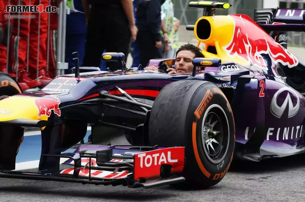 Foto zur News: Mark Webber (Red Bull) erreicht die Boxengasse ohne Helm