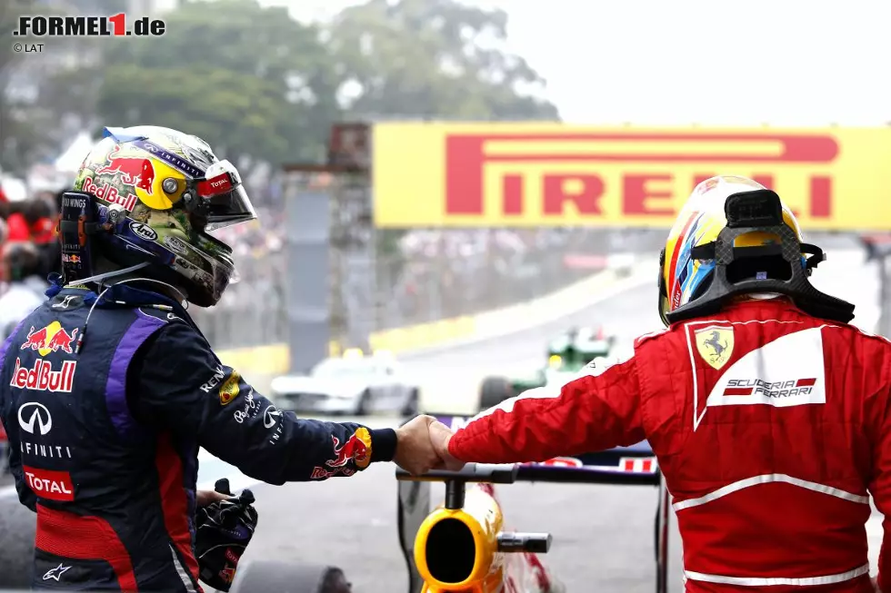 Foto zur News: Sebastian Vettel (Red Bull) und Fernando Alonso (Ferrari)