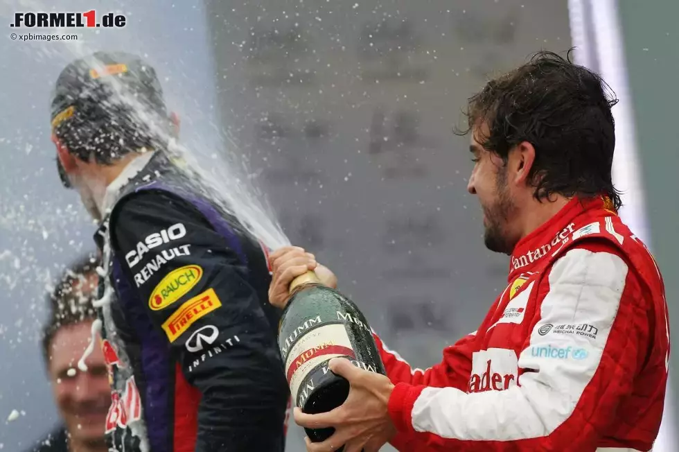 Foto zur News: Fernando Alonso (Ferrari) und Mark Webber (Red Bull)