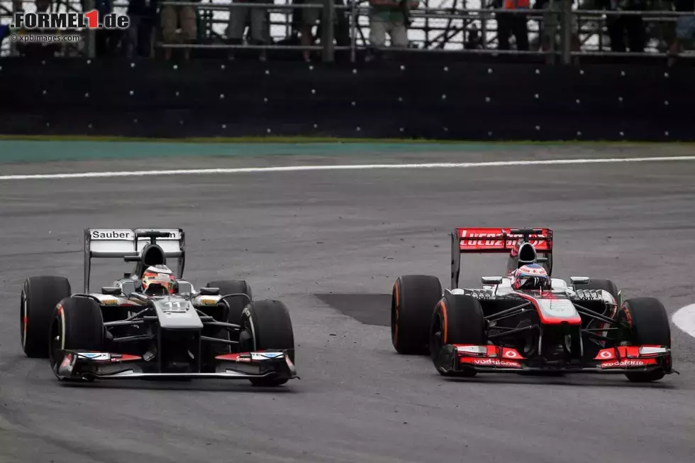 Foto zur News: Nico Hülkenberg (Sauber) und Jenson Button (McLaren)