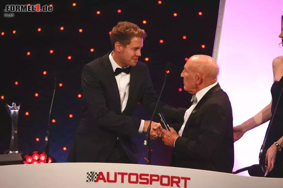 Foto zur News: Sterling Moss überreicht Sebastian Vettel den Autosport-Award