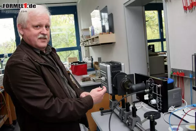 Foto zur News: Kennen und lieben gelernt haben sich die beiden am Starkenburg-Gymnasium in Heppenheim. Hier im Bild: Vettels Lehrer Klaus Ritzert.