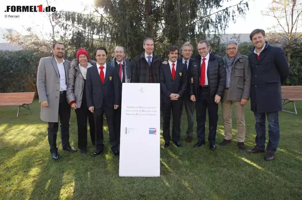 Foto zur News: Fernando Alonso, Felipe Massa, Stefano Domenicali und Luca di Montezemolo (Ferrari) nehmen den Weihnachtsbaum von Vertretern der Stadt Bruneck in Empfang