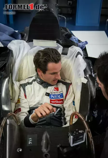 Foto zur News: Sitzanpassung von Adrian Sutil (Sauber) in Hinwil