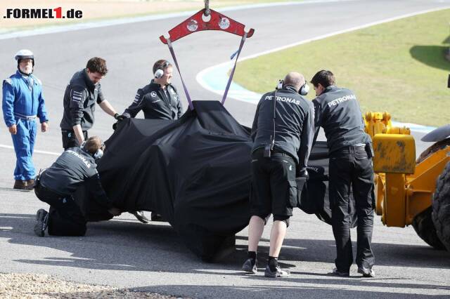 Foto zur News: Um vor neugierigen Blicken zu schützen, verweilt der F1 W05 unter einem Tuch.